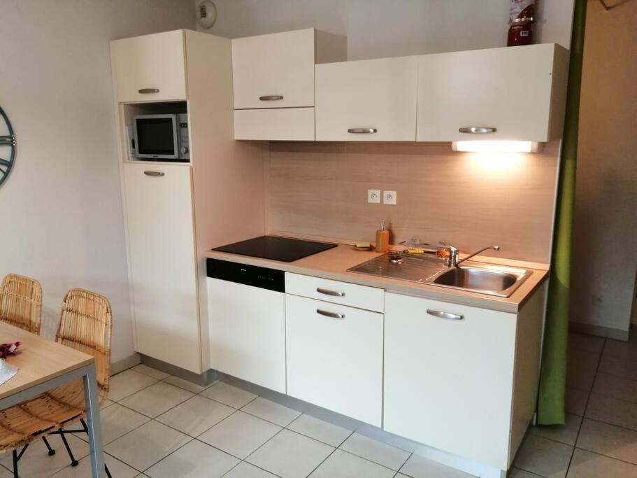 Le Soleil D Eugenie Appartement Dans Residence Avec Piscine Commune Pres De Carcassonne Olonzac エクステリア 写真